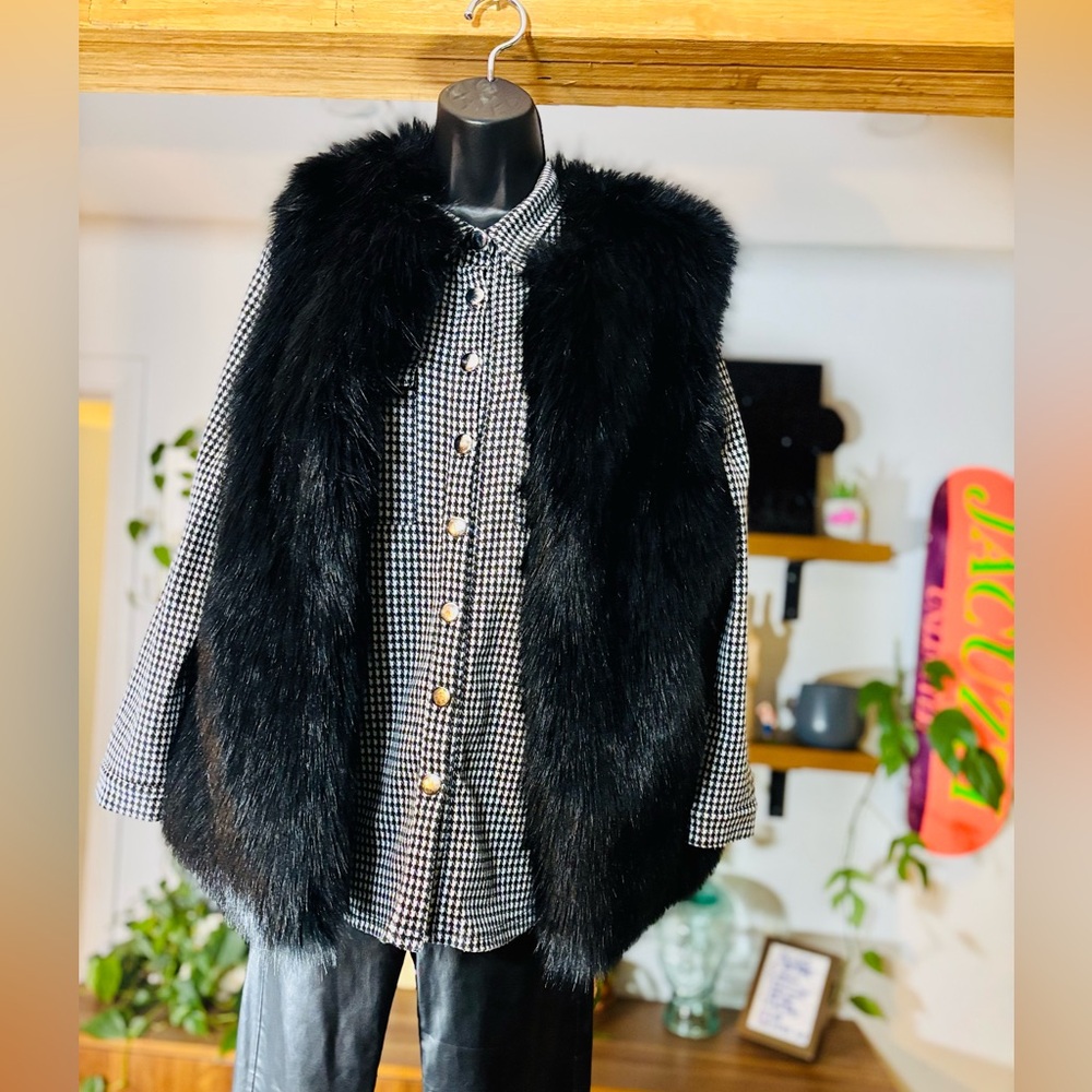 Black Faux Fur Vest for Women - Picture 4 of 12